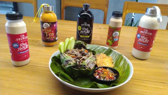 Beberapa botol pilihan minuman dan Nasi Bali vegetarian dari Ray’s Bottle of Joe